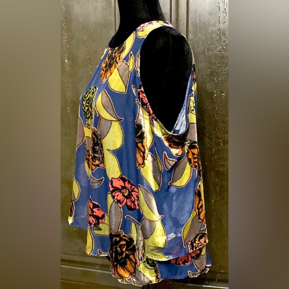 En Creme open shoulder blue velvet flowers over sheer blouse. Size medium - Picture 2 of 9